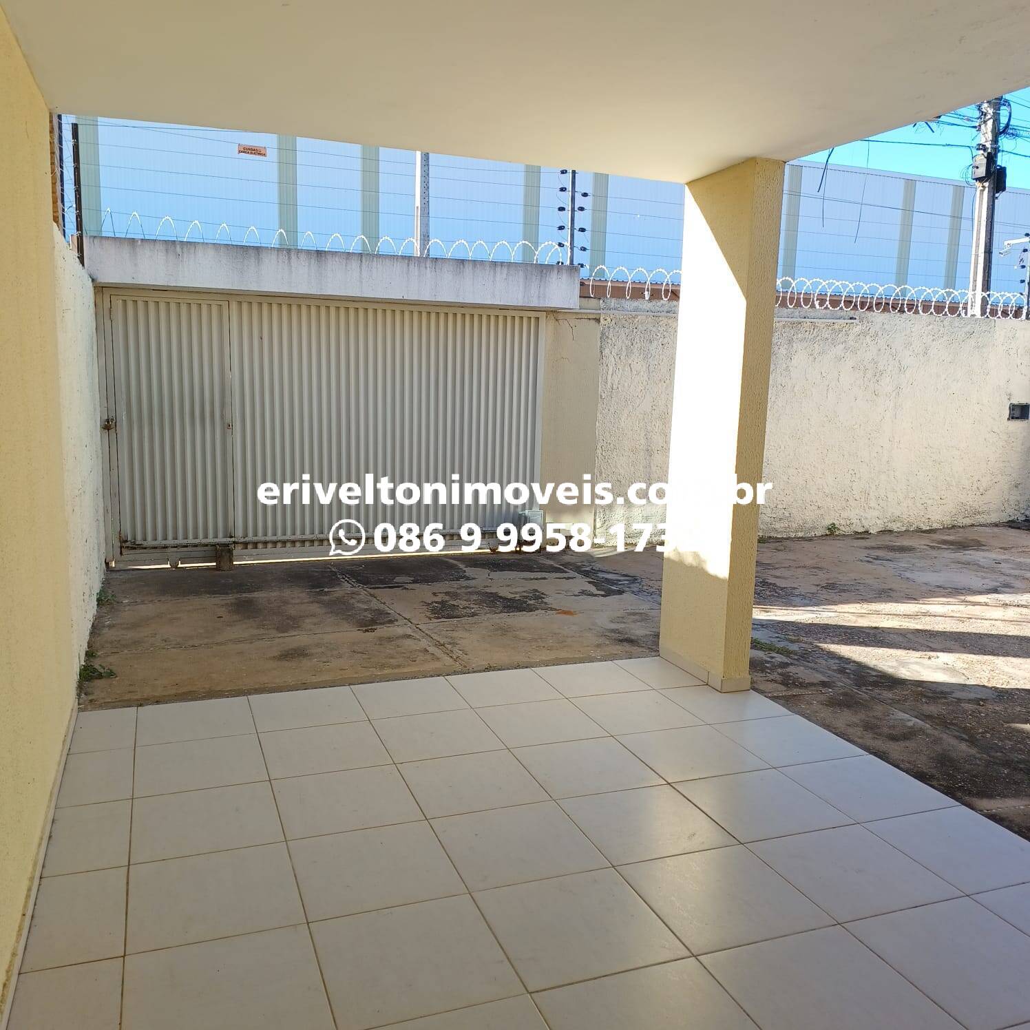 Casa à venda com 3 quartos, 97m² - Foto 1